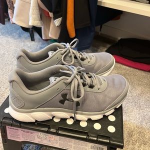 Under Armor running/walking shoes